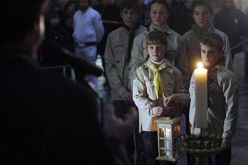Betlémské světlo v pátek od skautů přijal a v katedrále sv. Víta slavnostně zažehl kardinál Miloslav Vlk.