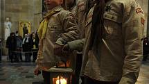 Betlémské světlo v pátek od skautů přijal a v katedrále sv. Víta slavnostně zažehl kardinál Miloslav Vlk.