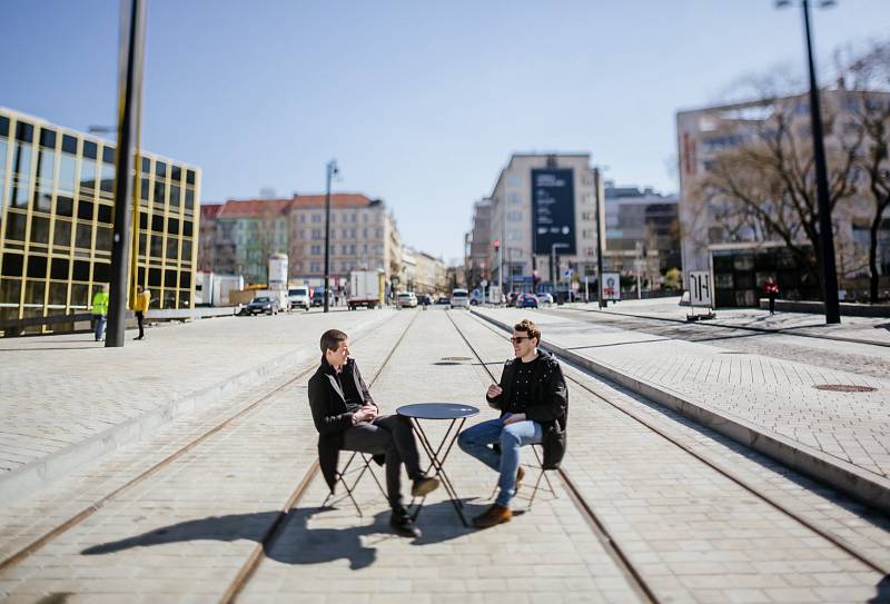 Projekt Pražské židle a stolky se rozroste v roce 2019 o lehátka.