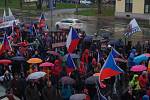 Demonstranti zamířili k České televizi, zablokovali magistrálu