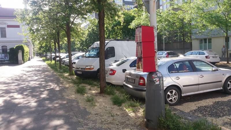 Červení parazité dorazili i na Řezáčovo náměstí, Park Tusarova a ulici U Průhonu