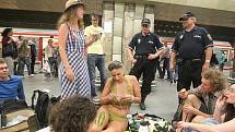 Ve stanici metra A na Můstku se v pátek 1. července konal recesistický happening proti zdražení jízného v pražské MHD, 