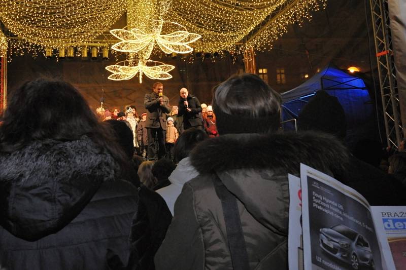 Česko zpívá koledy na Staroměstském náměstí