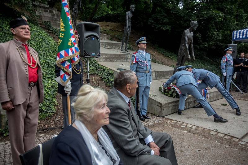 PIETNÍ SHROMÁŽDĚNÍ k uctění památky obětí komunismu se v pondělí konala také u Památníku obětí komunismu na Újezdě.