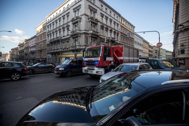 Kvůli noční havárii vodovodního potrubí je od pondělního zcela uzavřena Sokolská ulice v centru Prahy u křižovatky s Ječnou.