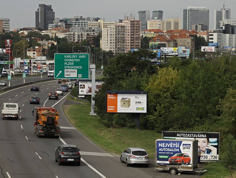 Billboardy u dálnice D1 v Praze.