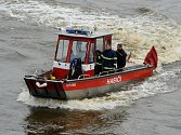 Ze zásahu hasičů s lodí Florián v rámci uvolněné nákladové vany na řece Vltava v pražských Holešovicích.