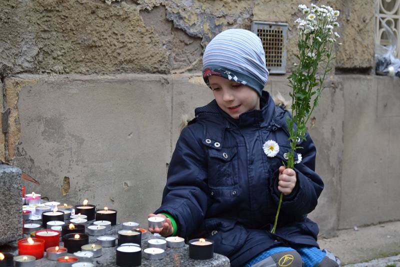 Oslavy 26. výročí Sametové revoluce 17. listopadu v Praze na Albertově.