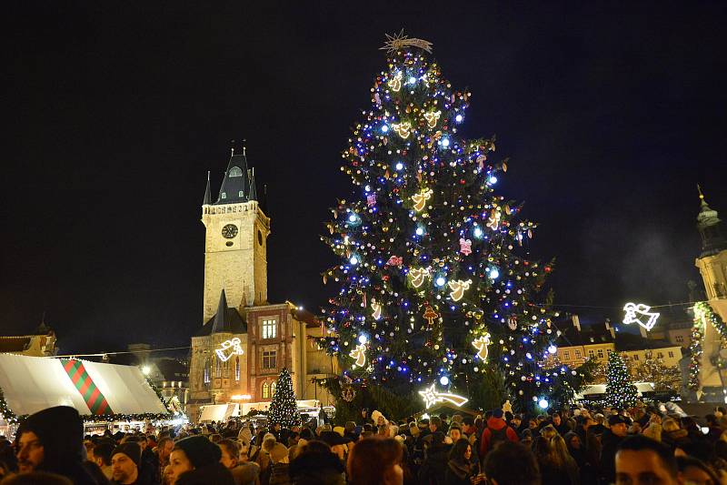 V sobotu 30. listopadu 2019 byl v Praze na Staroměstském náměstí rozsvícen vánoční strom.