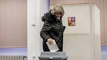 Lidé volili 12. ledna na pražských Lužinách v prvním kole prezidentských voleb.