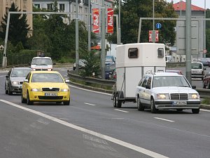 Silniční provoz v ulici V Holešovičkách v Praze 8.