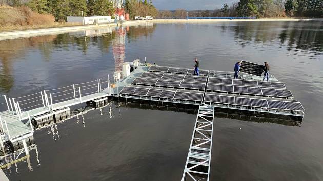 Plovoucí fotovoltaická elektrárna u Štěchovic na hladině nádrže Homole.