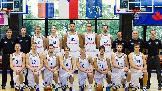 PŘIPRAVENI DO BOJE! Basketbalisté USK Praha hledí s odhodláním do nové sezony.