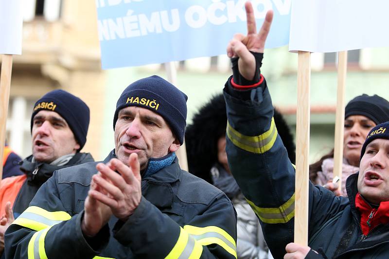 Z veřejné manifestace členů Integrovaného záchranného systému proti povinnému očkování.