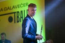 Osmnáctiletý klenot Sparty Adam Karabec napodobil svého parťáka Adama Hložka a stal se nejlepším fotbalovým dorostencem roku.