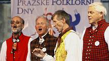 Na pražském Staroměstském náměstí odstartoval čtvrtý ročník mezinárodního festivalu amatérských folklorních souborů. Na snímku vystoupení souboru Gofoten z Norska.