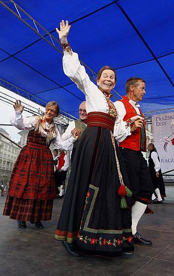 Na pražském Staroměstském náměstí odstartoval čtvrtý ročník mezinárodního festivalu amatérských folklorních souborů. Na snímku vystoupení souboru Gofoten z Norska.