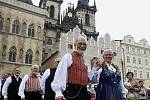 Na pražském Staroměstském náměstí odstartoval čtvrtý ročník mezinárodního festivalu amatérských folklorních souborů. Na snímku vystoupení souboru Gofoten z Norska.