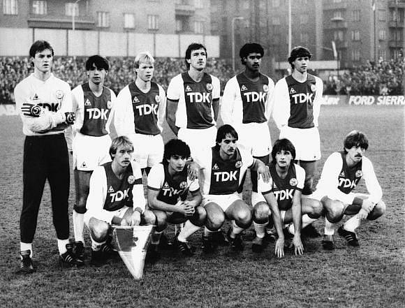 Stadion Ďolíček v Praze Vršovicích. Zápas poháru UEFA 7.listopadu 1984 mezi Bohemians ČKD Praha a Ajaxem Amsterdam 1:0,na fotografii základní jedenáctka Ajaxu.