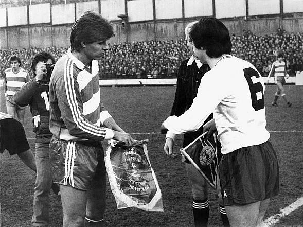 Stadion Ďolíček v Praze Vršovicích. Zápas poháru UEFA 28.listopadu 1984 mezi Bohemians ČKD Praha a Tottenhamem Hotspur 1:1.