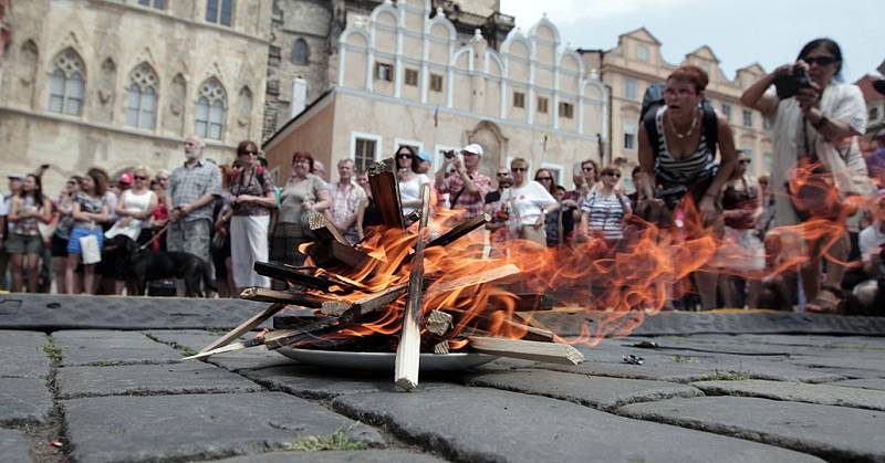 Husovské slavnosti 2015 na Staroměstském náměstí při příležitosti 600. výročí upálení mistra Jana Husa na kostnickém koncilu 6.července 1415. Na snímu herec Jakub Gottwald jako Jan Hus,symbolicky zapaluje oheň.