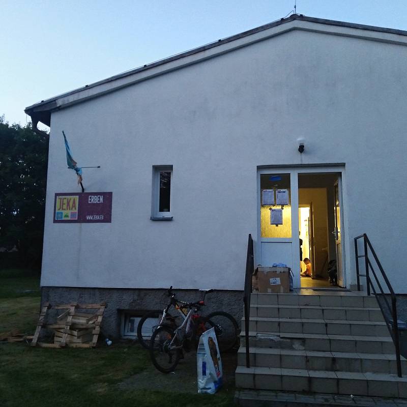 Budova skladu humanitární pomoci ukrajinským uprchlíkům v Dobřichovicích u Prahy.