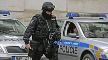 Za silných bezpečnostních opatřeních a v doprovodu ozbrojené policejní eskorty byl 19. února převezen podnikatel Bohumír Ďuričko k městskému soudu ve Spálené ulici.  