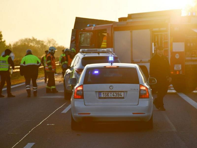 Auto jedoucí po D11 v protisměru se čelně střetlo s náklaďákem, oba vozy shořely, řidiči zemřeli.