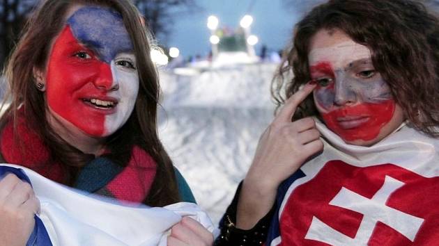 Fanoušci v Olympijském parku Letná v Praze při hokejovém zápase Česka a Slovenska.