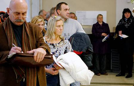 Fronta na registru vozidel ve Škodově paláci. 