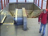Záběry kamery hledaného útočníka v metru