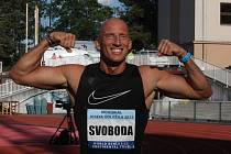 Vítězné gesto Petra Svobody po vítězství v běhu na 110 metrů překážek na Memoriálu Josefa Odložila 2022.