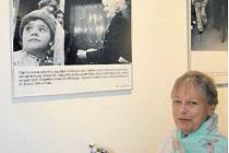 Oblíbeným snímkem z výstavy fotografií Olgy Havlové je pro Milenu Černou ten, který zobrazuje děti s mentálním postižením z denního stacionáře v Topolanech, které přijely navštívit před Velikonocemi v roce 1994 do Prahy první dámu. 
