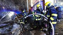 Při požáru kontejnerů v Praze 10 byly poškozeny tři automobily.