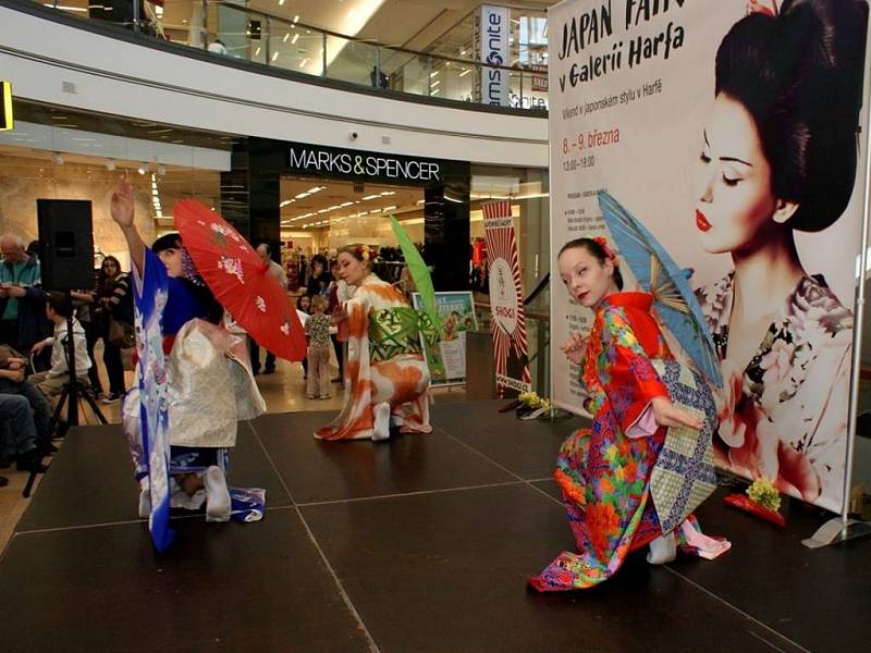 Víkendový festival japonské kultury přilákal do obchodního centra Galerie Harfa v Praze řadu návštěvníků a zájemců o historii „země vycházejícího slunce“.