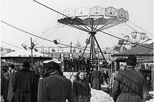 Historické fotografie Matějské poutě z roku 1955.