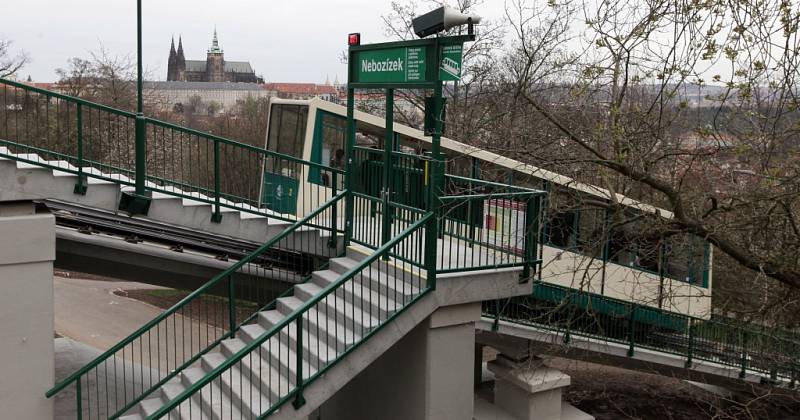 Lanová dráha na pražský Petřín se v pátek 8. dubna 2016 po sedmiměsíční rekonstrukci znovu rozjela. Důvodem zastavení provozu byla rekonstrukce trati, stanic i vozů.