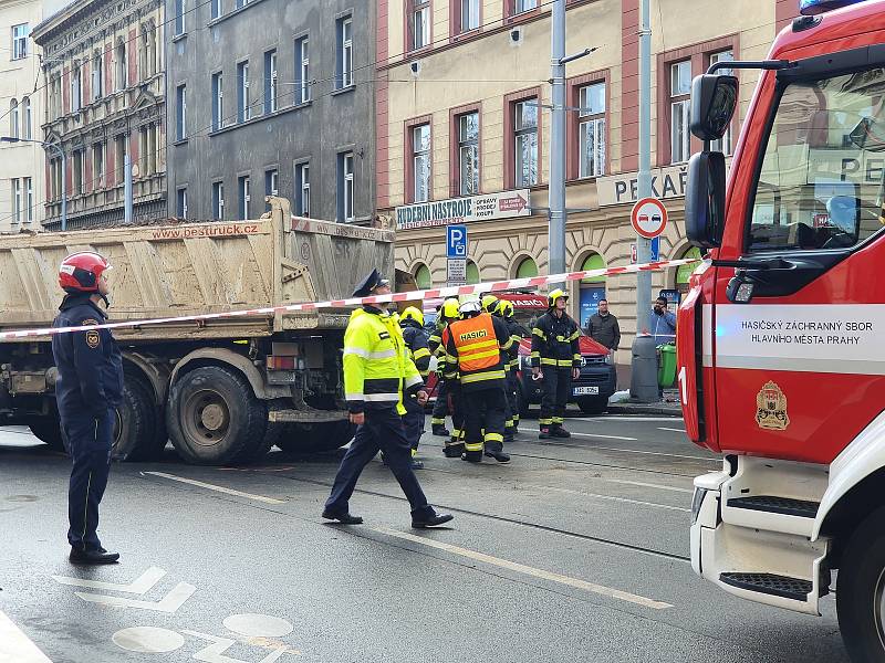 Nehoda tramvaje a nákladního vozidla ve Francouzské ulici v Praze