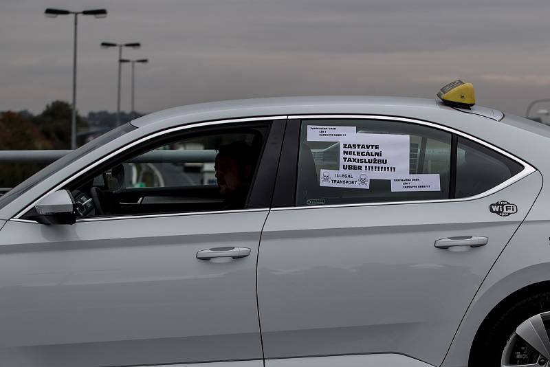 Sdružení českých taxikářů zorganizovalo 2. října v Praze protestní jízdu proti sdíleným přepravním službám typu Uber. Na snímku je kolona vozů protestujících řidičů taxislužby při jízdě od letiště.