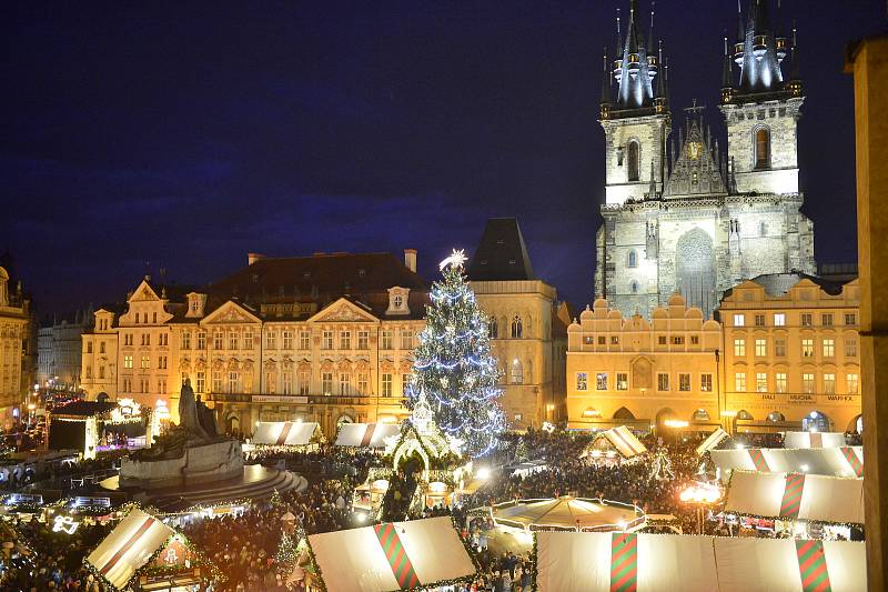 V sobotu 30. listopadu 2019 byl v Praze na Staroměstském náměstí rozsvícen vánoční strom.