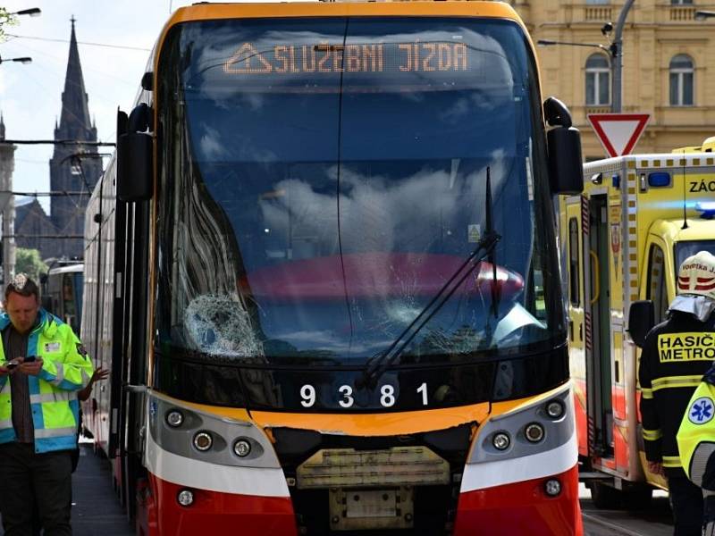 Tramvaj srazila u I. P. Pavlova dva chodce.