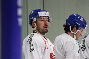 Česká hokejová reprezentace se před přípravnými zápasy v Karlových Varech sešla na ledě v Říčanech. Filip Pyrochta