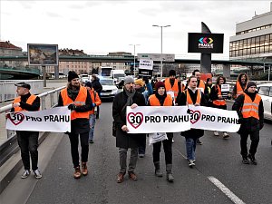 Veřejný pochod s požadavkem snížit rychlost v Praze na 30 km/h a upozornit na klimaticky kolaps.