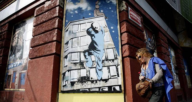 Komiksová kreslířka Toy_Box dokončuje v těchto dnech na fasádě domu, kde sídlí klub Cross v pražských Holešovicích, asi největší komiks v zemi.