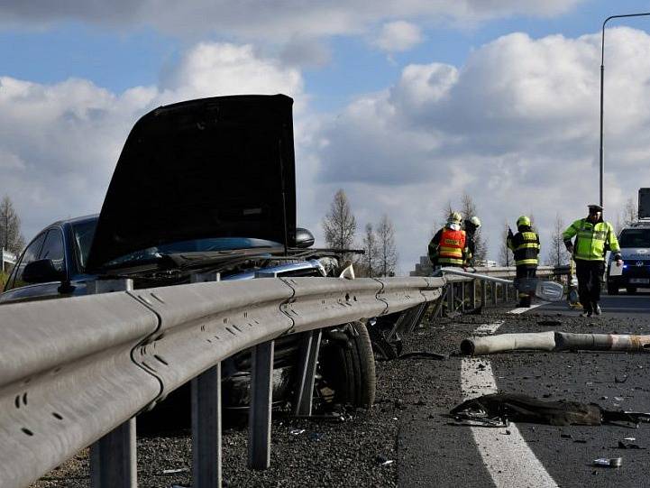 Audi vyjelo z nájezdu na Pražský okruh, porazilo lampu a nabouralo do svodidel. Řidič z místa nehody utekl.