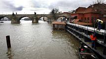 Kvůli zvýšené hladině Vltavy v Praze byly 6. března 2009 zavřeny protipovodňové dveře u ústí Čertovky na Malé straně.