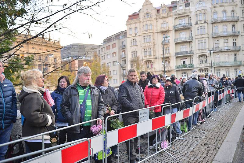 Poslední rozloučení se zpěvákem Karlem Gottem v pražském paláci Žofín.