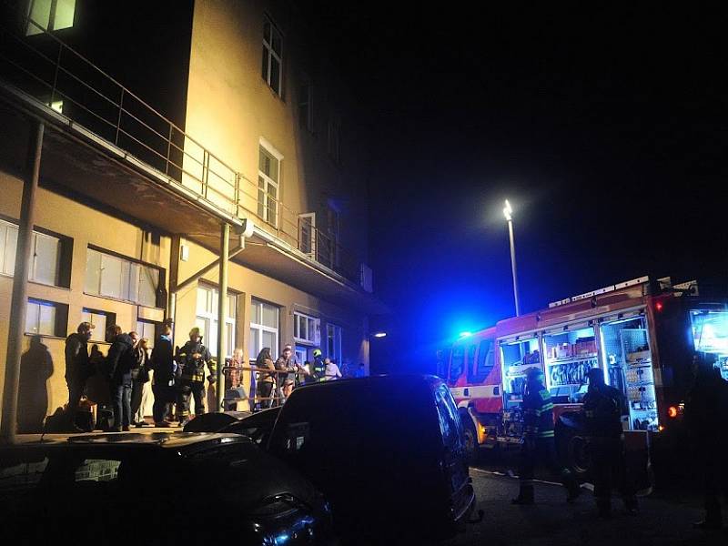 Pražští hasiči v noci ze středu na čtvrtek řešili požár vybydleného objektu i ubytovny, z níž evakuvali stovky osob.