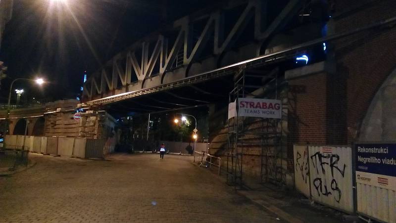 Usazování mostu Negrelliho viaduktu přes ulici Prvního pluku.