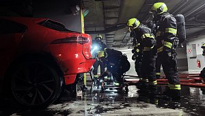 Požár elektromobilu v podzemních garážích v Praze 2.